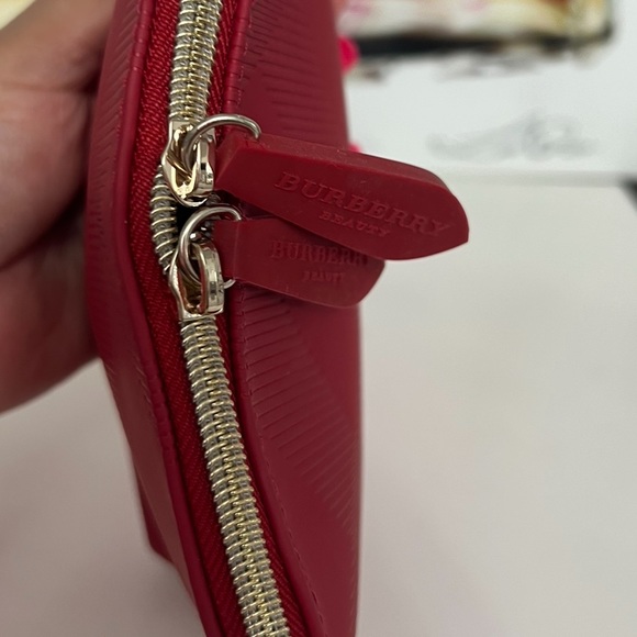 Burberry Authentic red makeup bag + 7 samples. - Picture 9 of 13